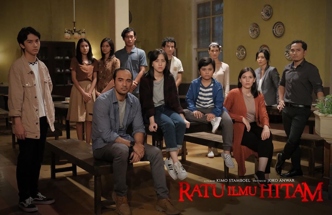 Para pemain dalam film remake Ratu Ilmu Hitam (2019).