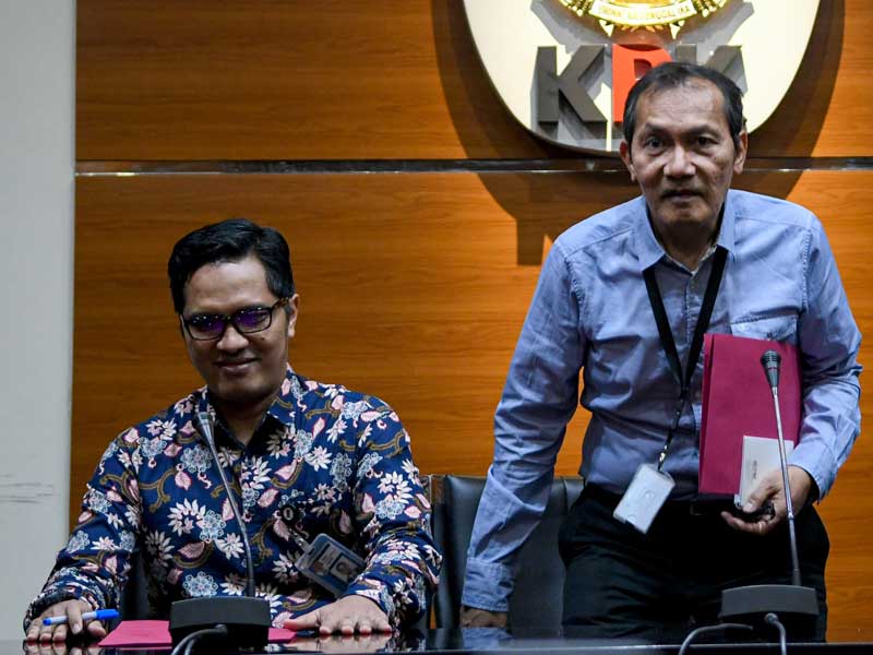 Wakil Ketua KPK Saut Situmorang (kanan) didampingi Juru bicara KPK Febri Diansyah (kiri) bersiap memberikan keterangan pers.