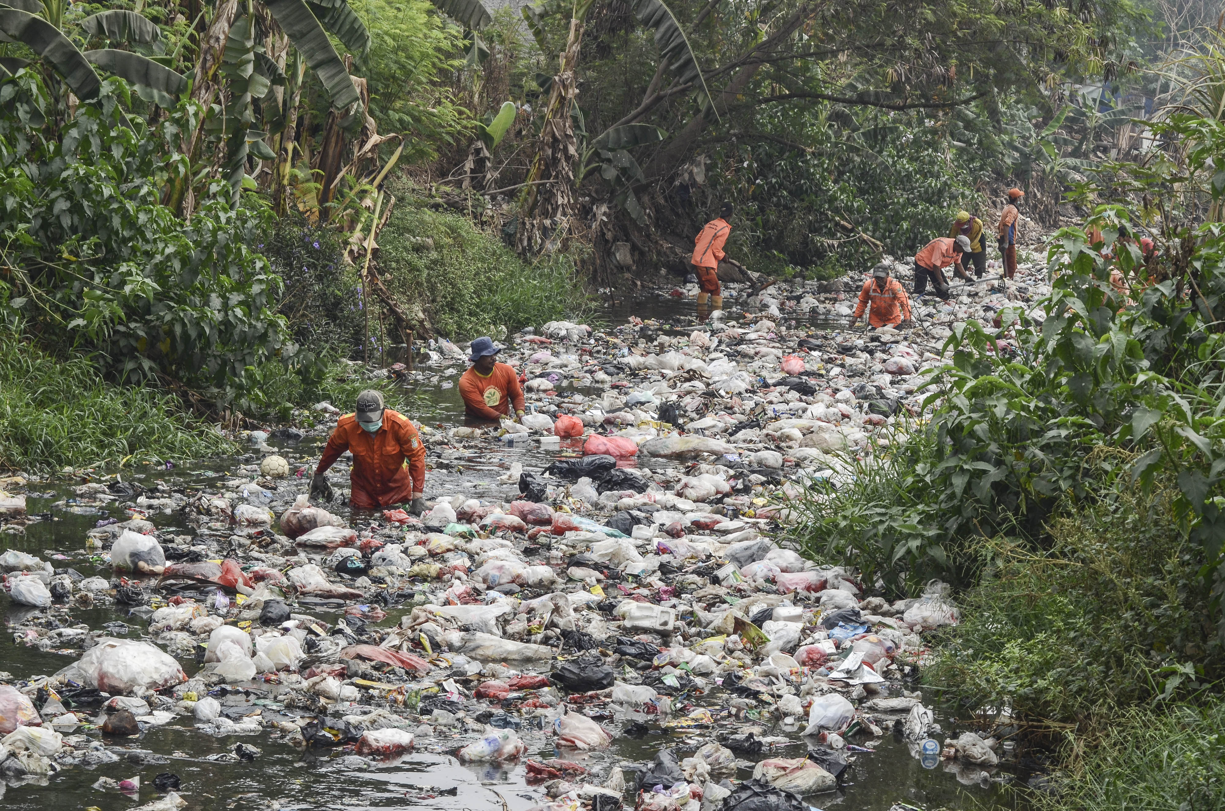 Sejumlah petugas gabungan dari DLH, TNI, dan PUPR melakukan proses pembersihan Kali Jambe di Tambun,Kabupaten Bekasi, Jawa Barat