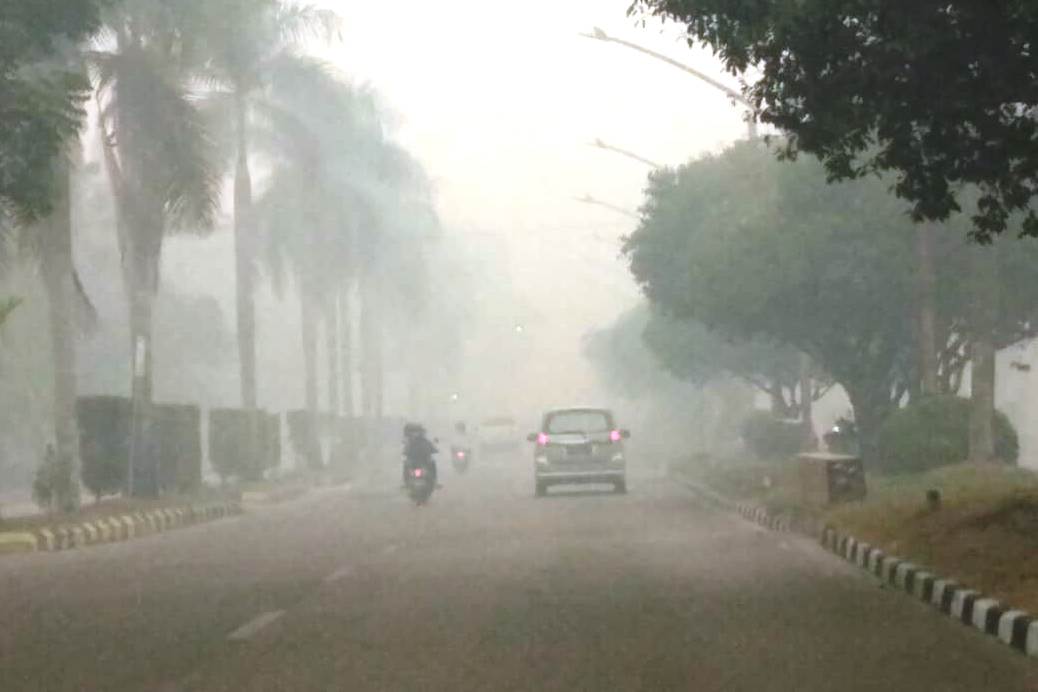 Kabut asap semakin pekat di Palangka Raya dan jarak pandang hanya 600 meter.