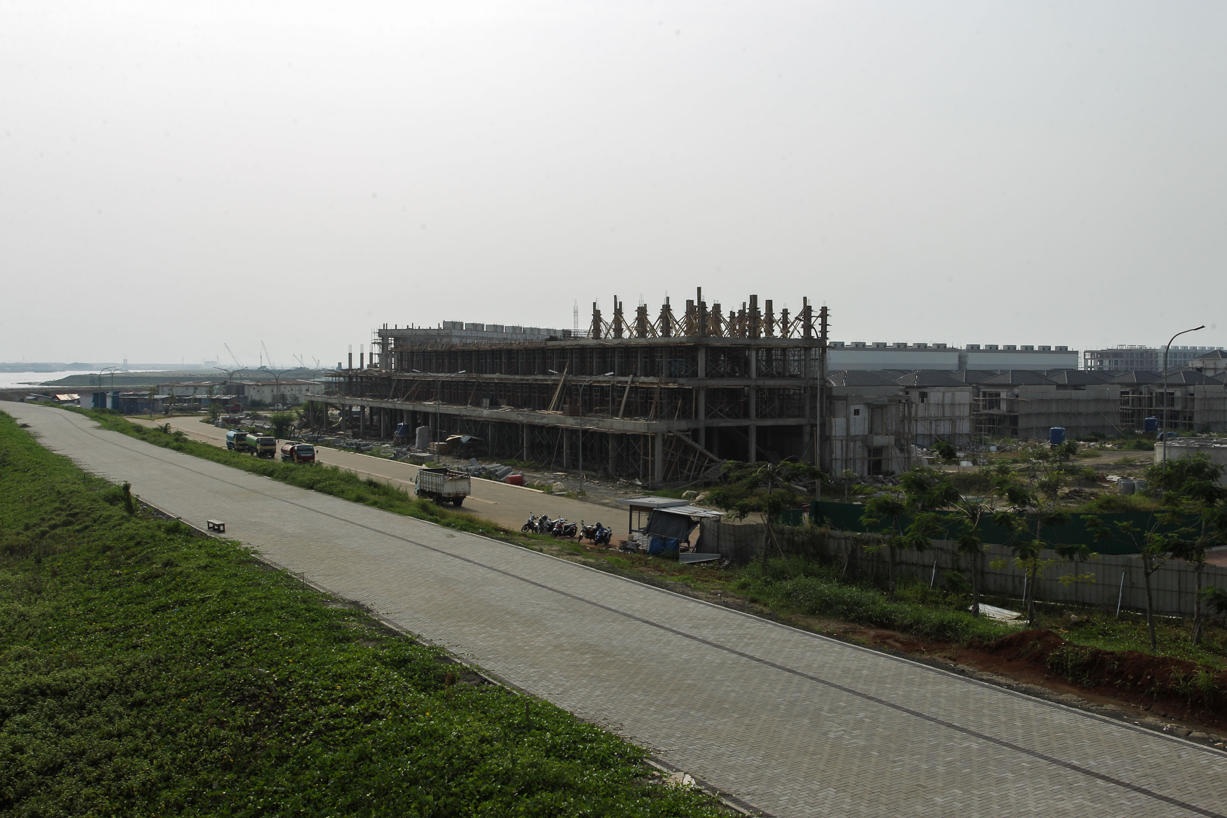 Ratusan bangunan mangkrak berhenti proses pembangunan terlihat di kawasan Pulau D proyek reklamasi Teluk Jakarta, Jakarta, Jumat (14/06)