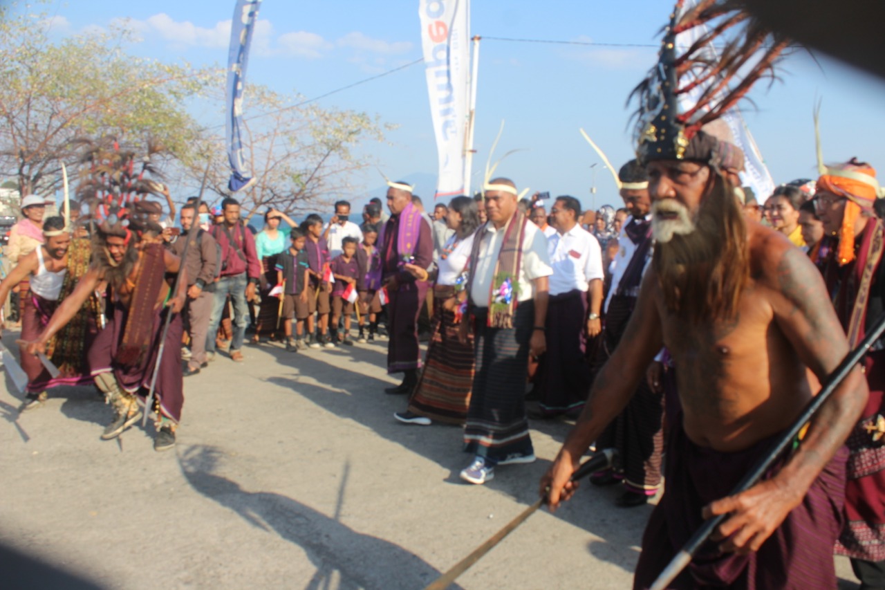Ribuan warga memeriahkan Festival Nusa Tadon Adonara, NTT, Sabtu (14/9).