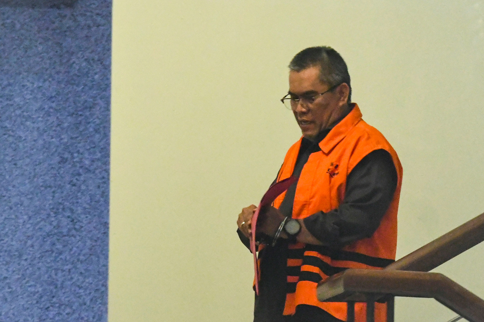 Bupati Muara Enim Ahmad Yani berjalan seusai menjalani pemeriksaan di Gedung KPK Merah Putih, Jakarta, Selasa (3/9).