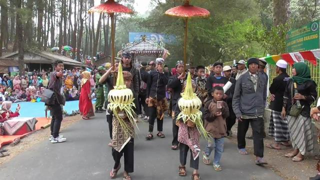 Upacara Ratiban sebagai ucapan rasa syukur warga Brebes kepada Sang Pencipta, Sabtu (28/9). 