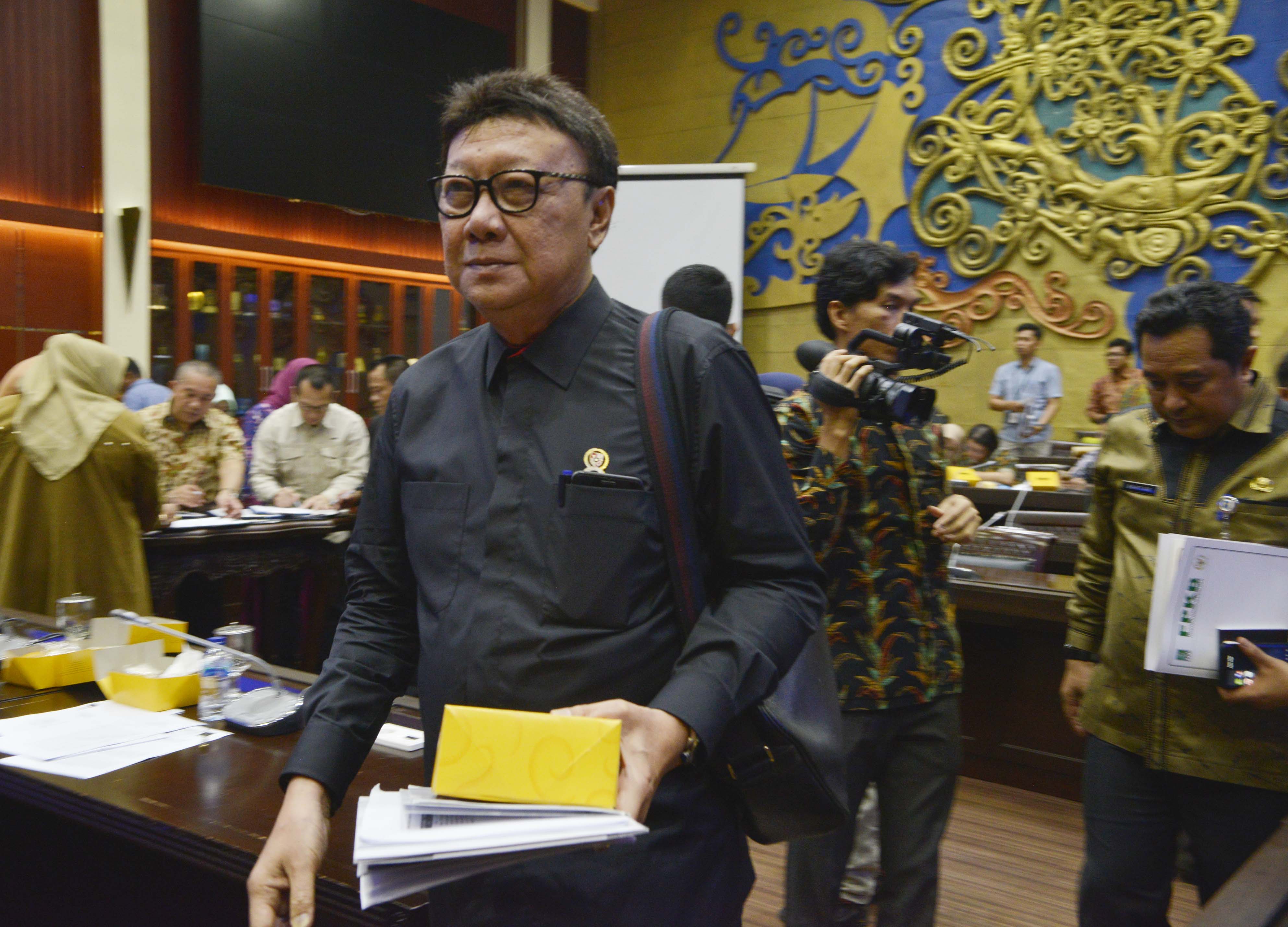 Menteri Dalam Negri Tjahjo Kumolo meninggalkan ruang Baleg setelah rapat dengan panja RUU MD3 di Jakarta, hari ini.