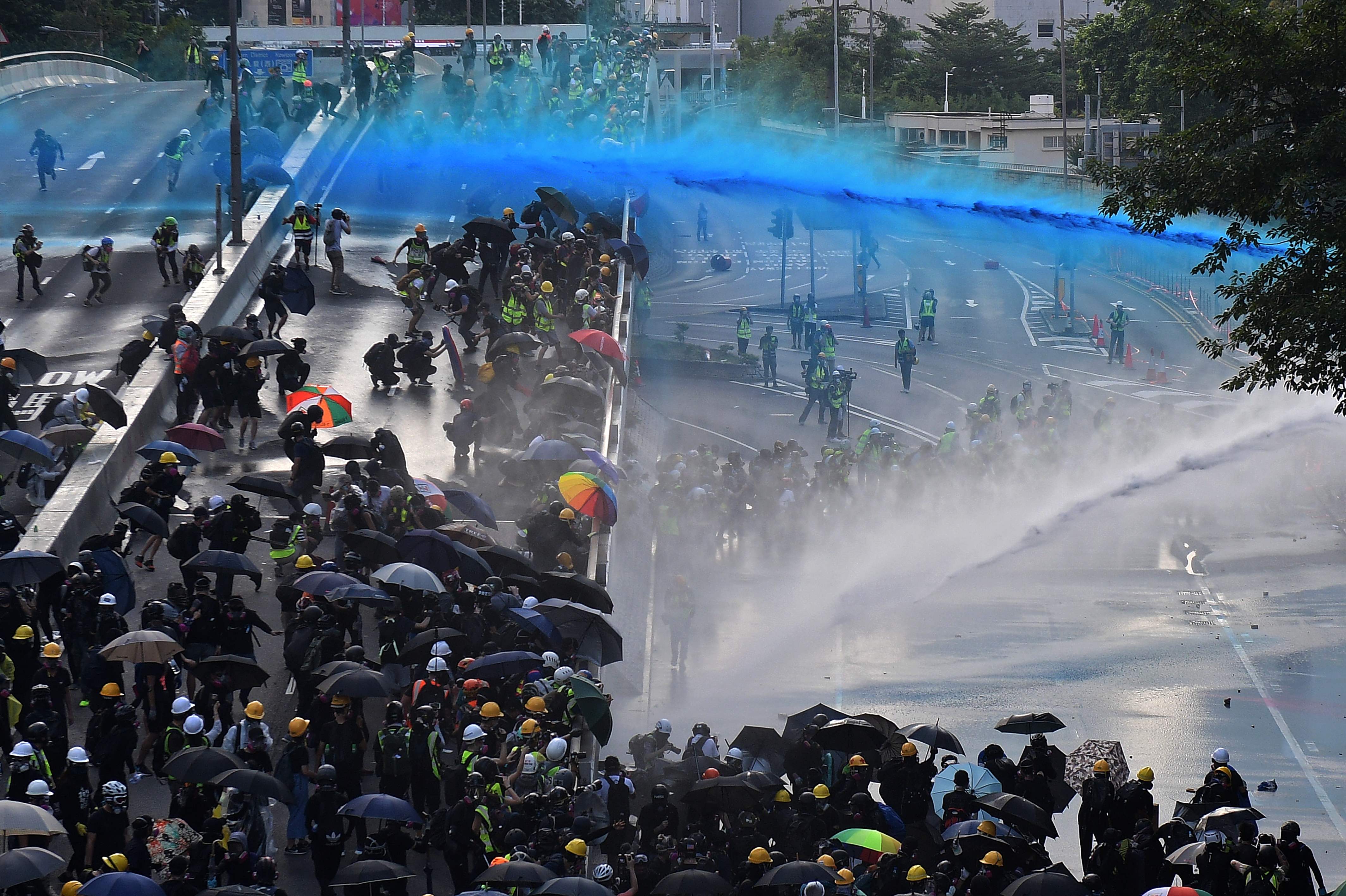 Saat unjuk rasa di Hong Kong, polisi menggunakan water cannon untuk membubarkan demonstran pro-demokrasi.   