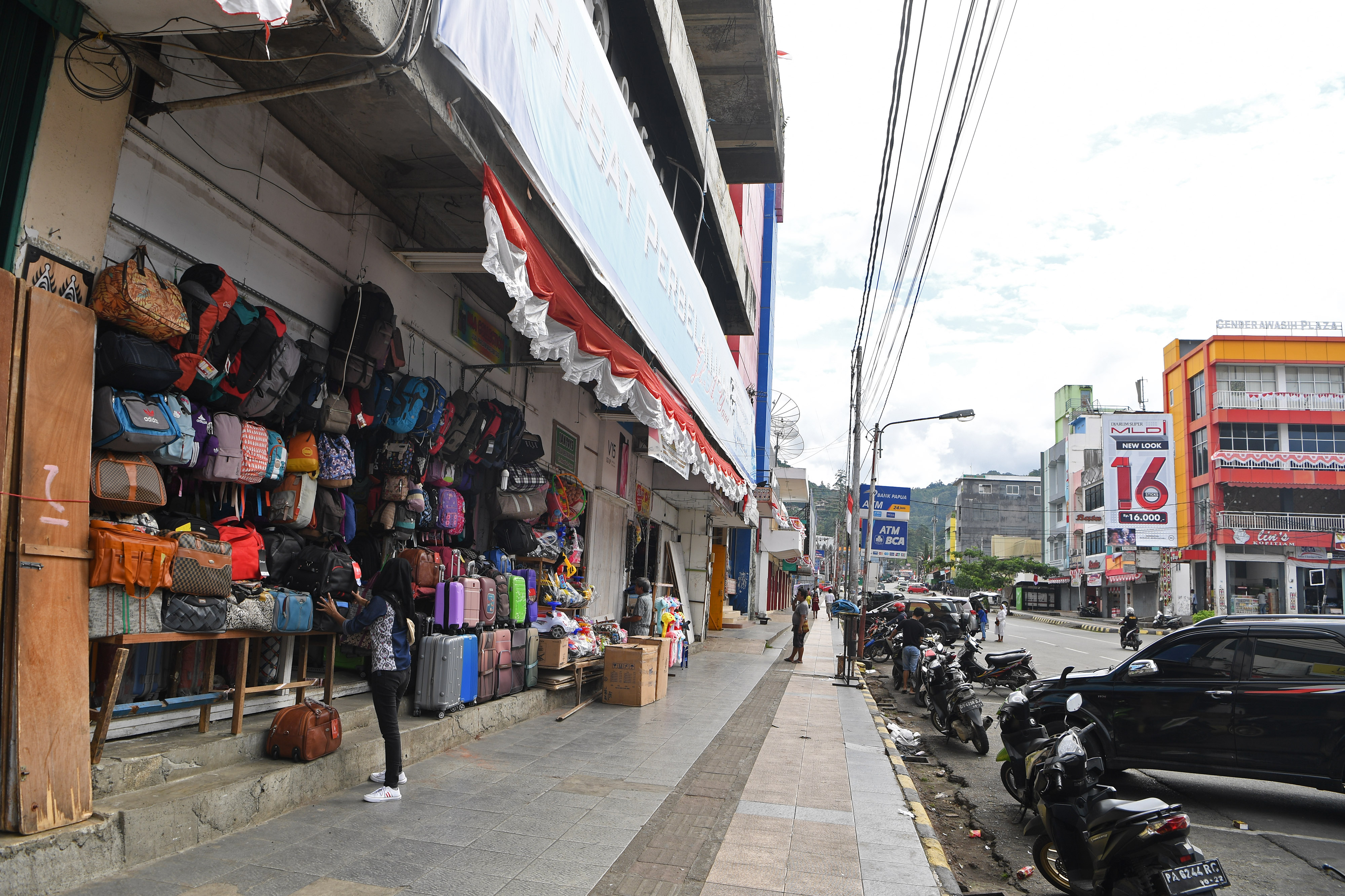 Seorang pedagang tampak menata barang jualannya di salah satu pusat pertokoan di Kota Jayapura, Papua, Minggu (1/9/2019).