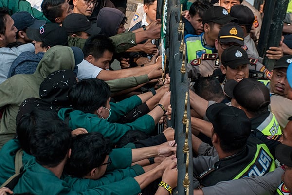 Aksi mahasiswa di Gedung Sate