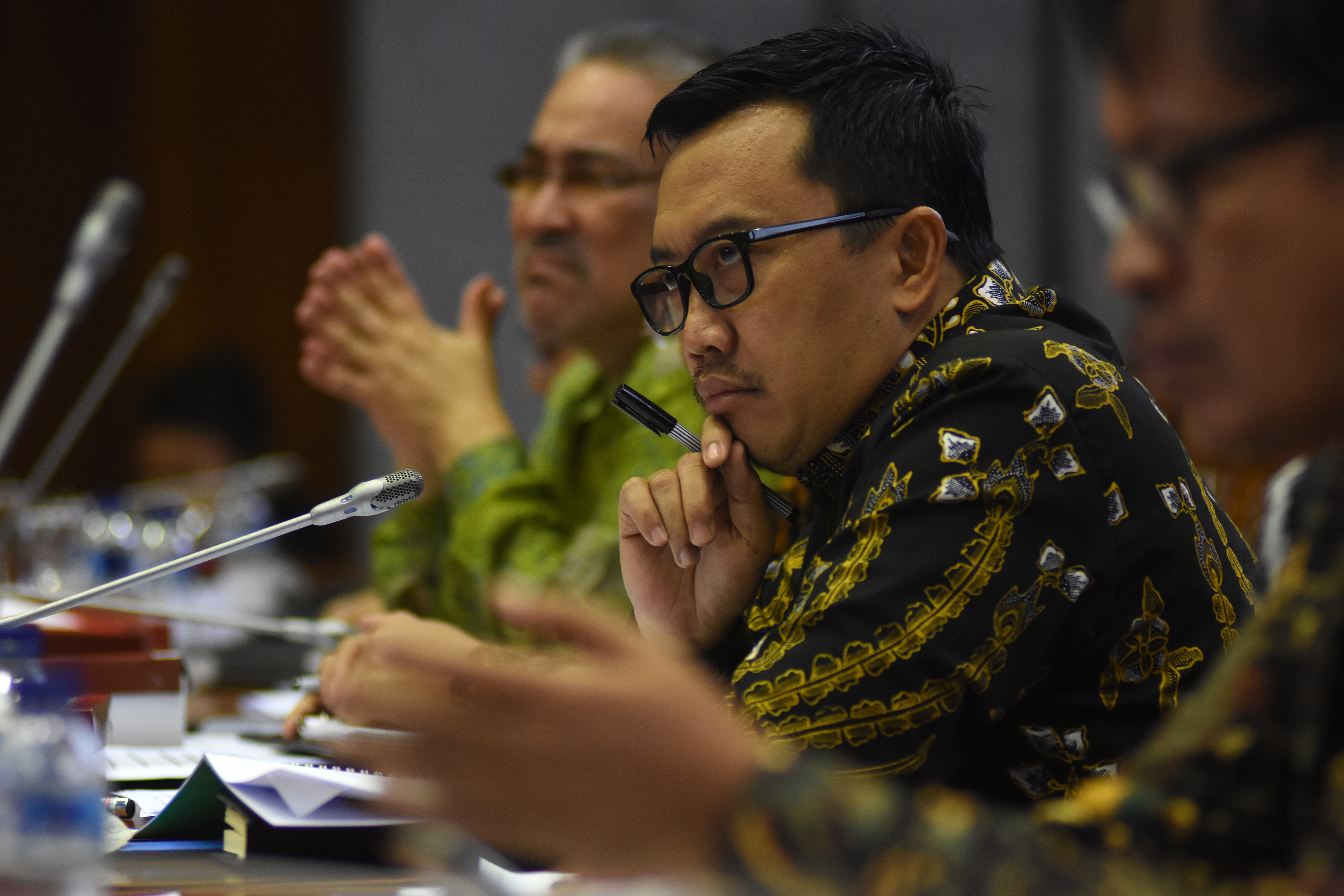 Menpora Imam Nahrawi (tengah) mengikuti rapat kerja dengan Komisi X DPR di Kompleks Parlemen, Senayan, Jakarta, Rabu (19/6/2019).