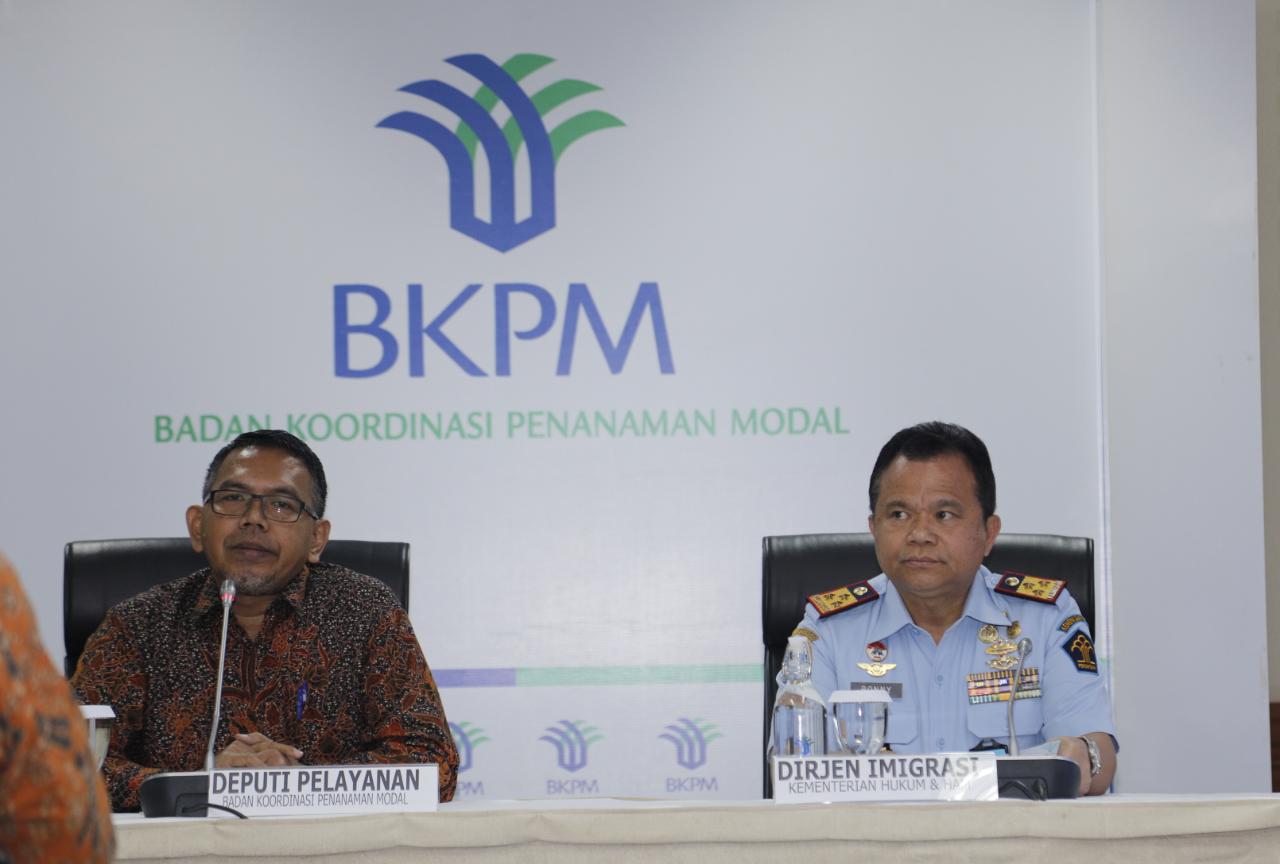 Deputi Bidang Pelayanan Penanaman Modal BKPM Husen Maulana dan Dirjen Imigrasi Ronny F. Sompie (kanan)