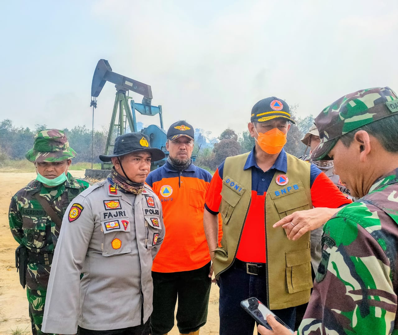 Kepala BNPB Doni Monardo (memakai rompi)