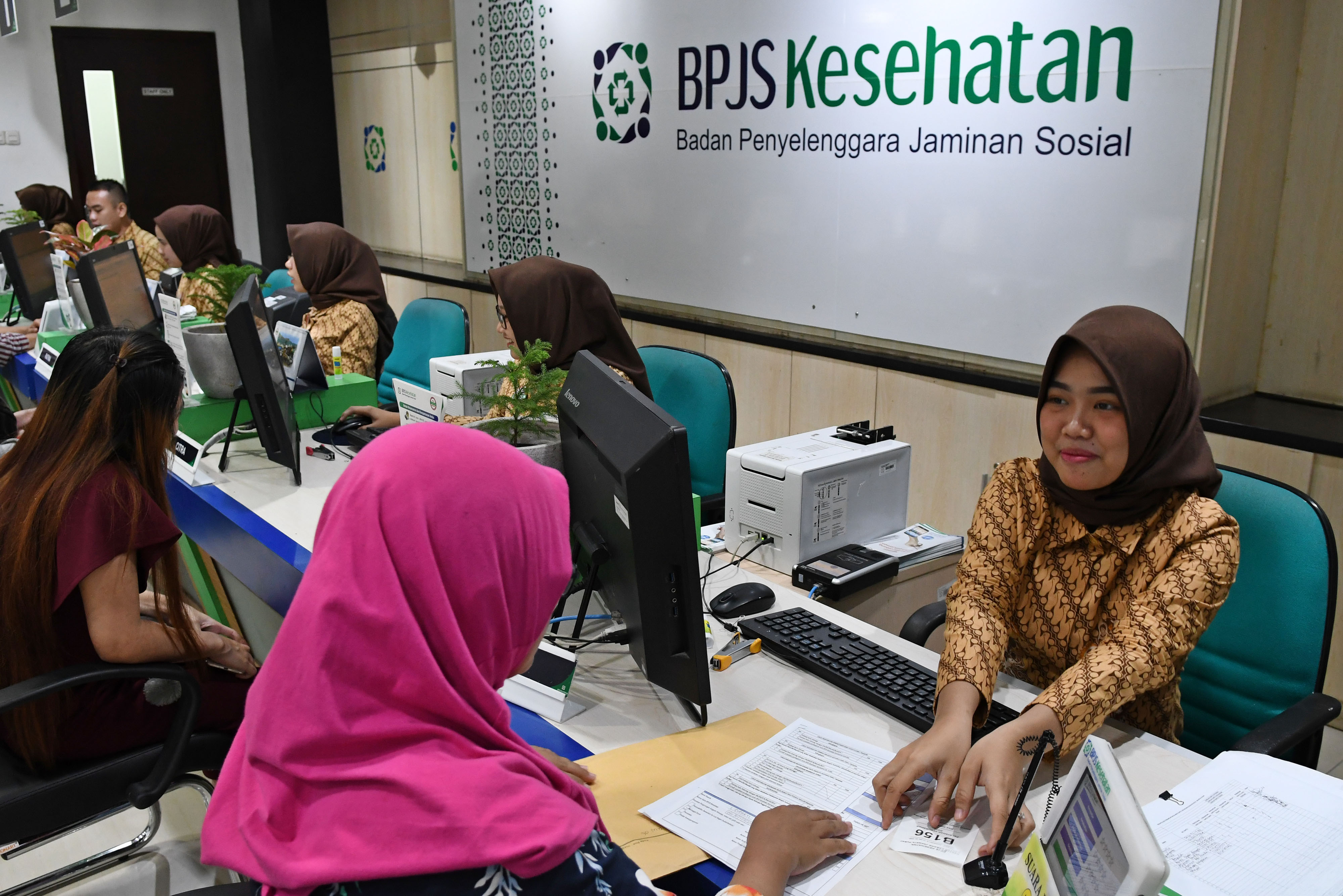  Petugas melayani warga di Kantor Pelayanan BPJS Kesehatan Jakarta Pusat, Matraman, Jakarta.