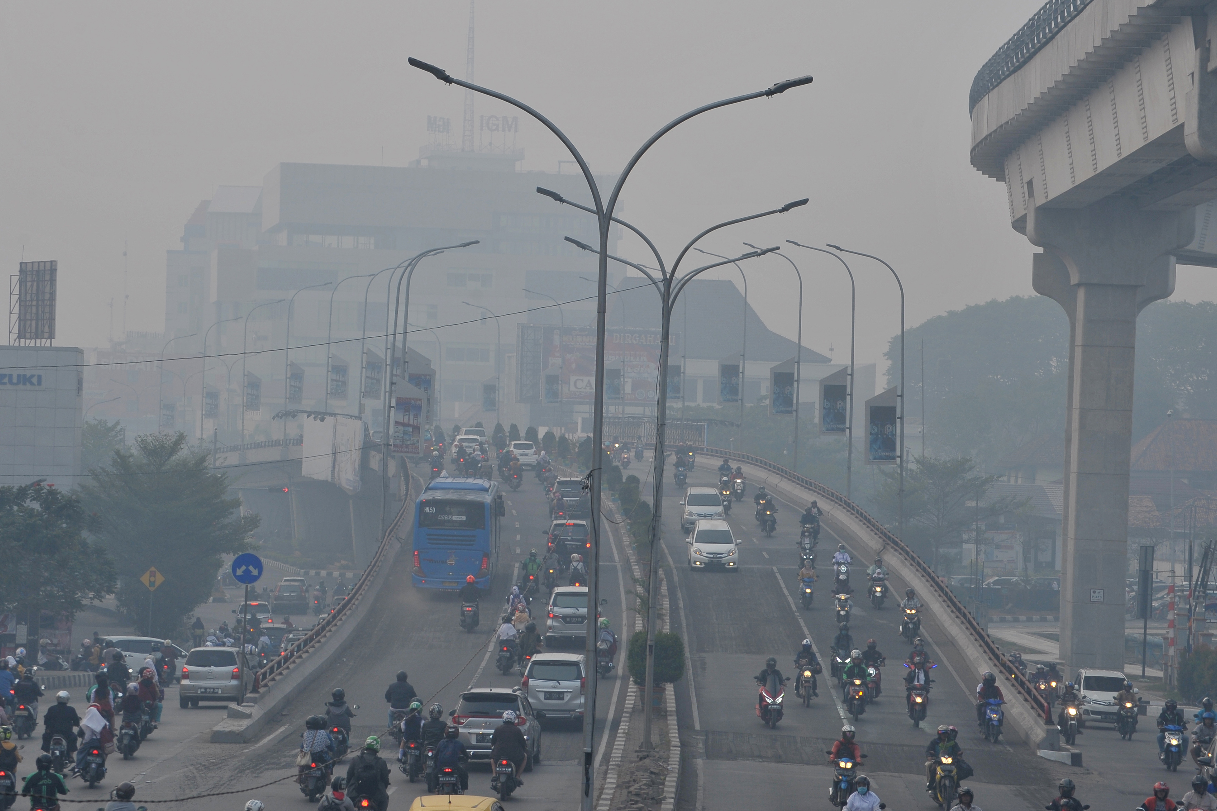 Pengguna jalan melintasi salah satu ruas jalan di Kota Palembang, Sumsel, Senin (16/9)