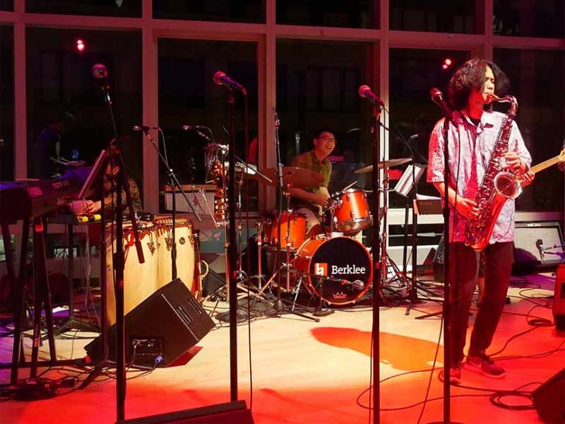 Pertunjukkan musik dari  Berklee Indonesian Community