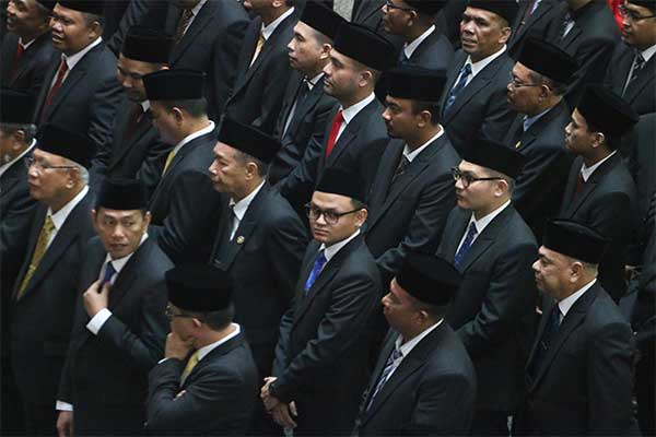 Sebanyak 100 anggota DPRD Sumut dilantik pada rapat paripurna tersebut.