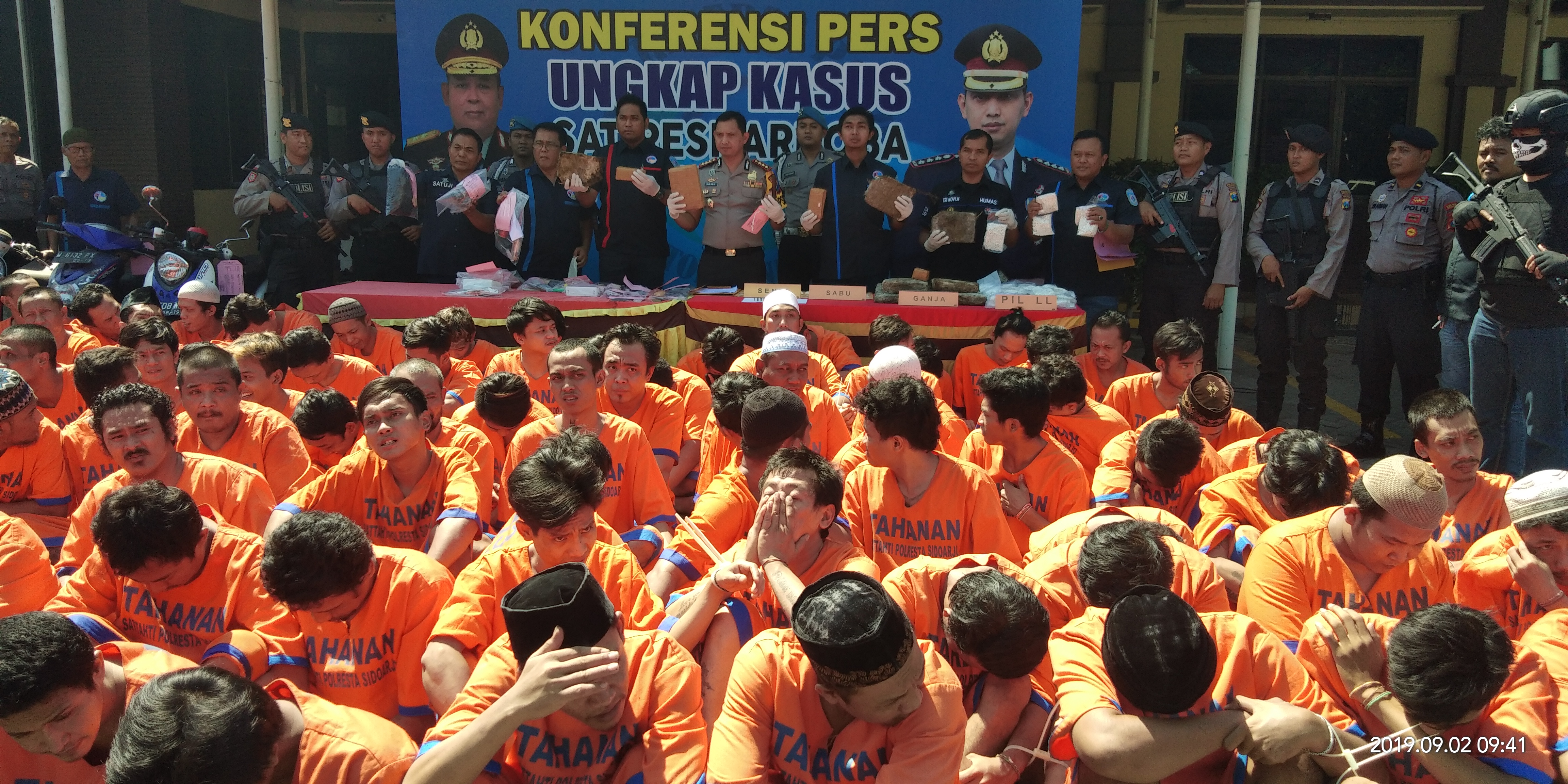 Polres Sidoarjo ungkap kasus peredaran narkoba di wilayahnya bersama 93 pengedar narkoba di Polres Sidoarjo, Senin (1/9). 