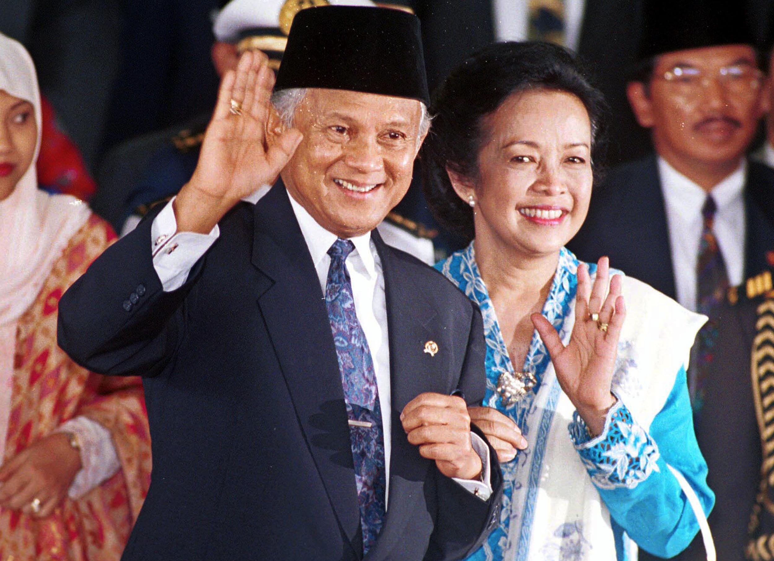 Presiden BJ Habibie dan Ibu Hasri Ainun Habibie melambaikan tangan kepada para anggota DPR/MPR RI yang baru dilantik, 1 Oktober 1999