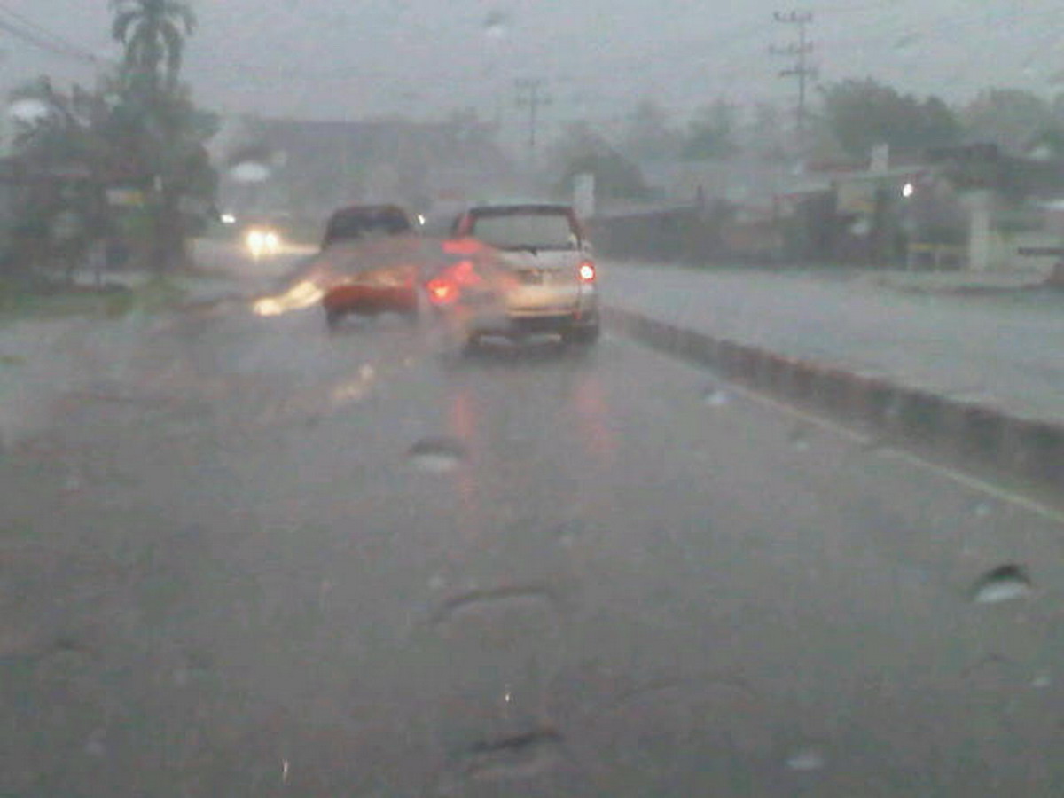 Ilustrasi--hujan lebat di Palangkaraya