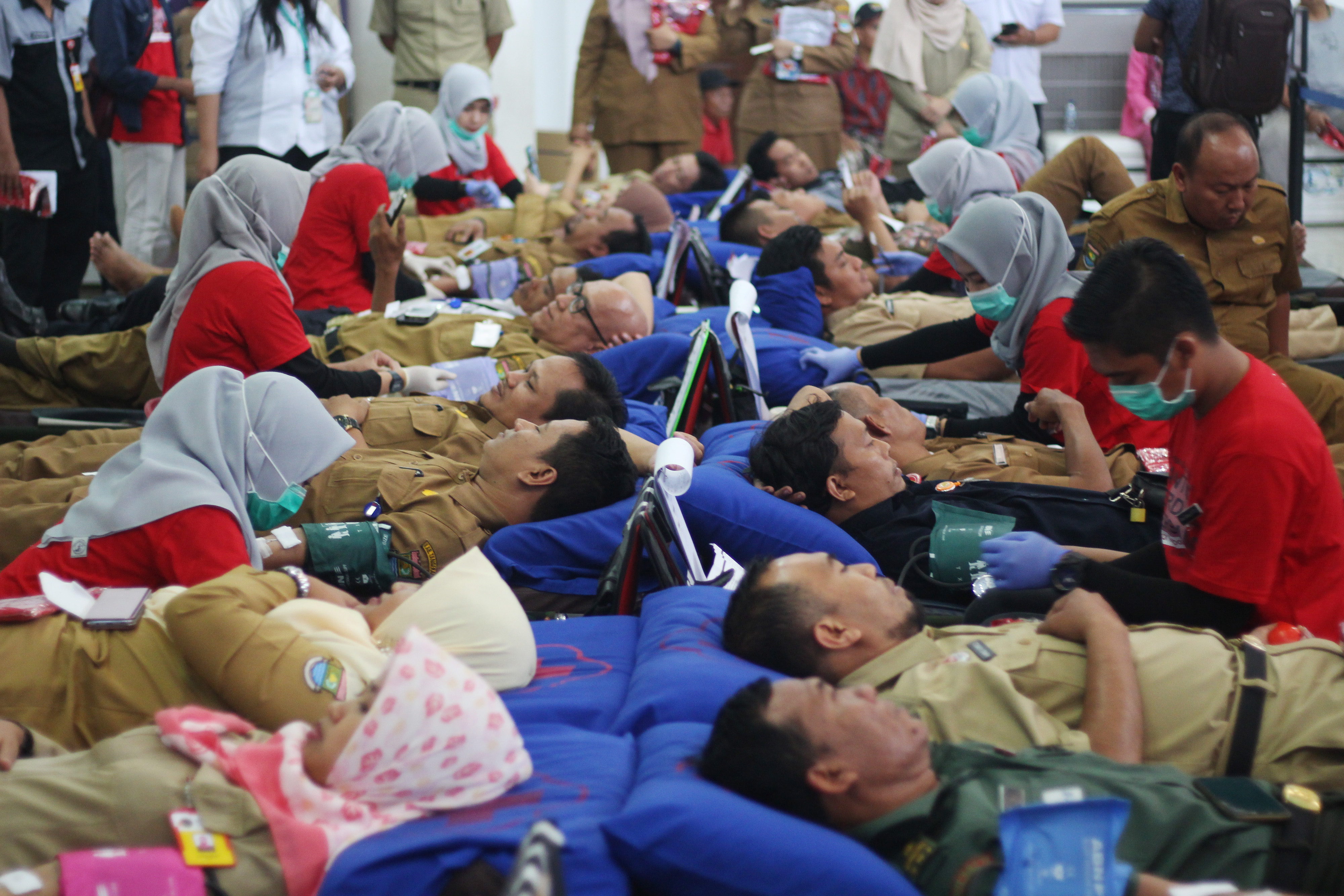 DONOR DARAH SAMBUT HUT PMI: Sejumlah peserta mengikuti acara donor darah di Gedung Serba Guna Kabupaten Tangerang, Banten, Selasa (10/9/2019