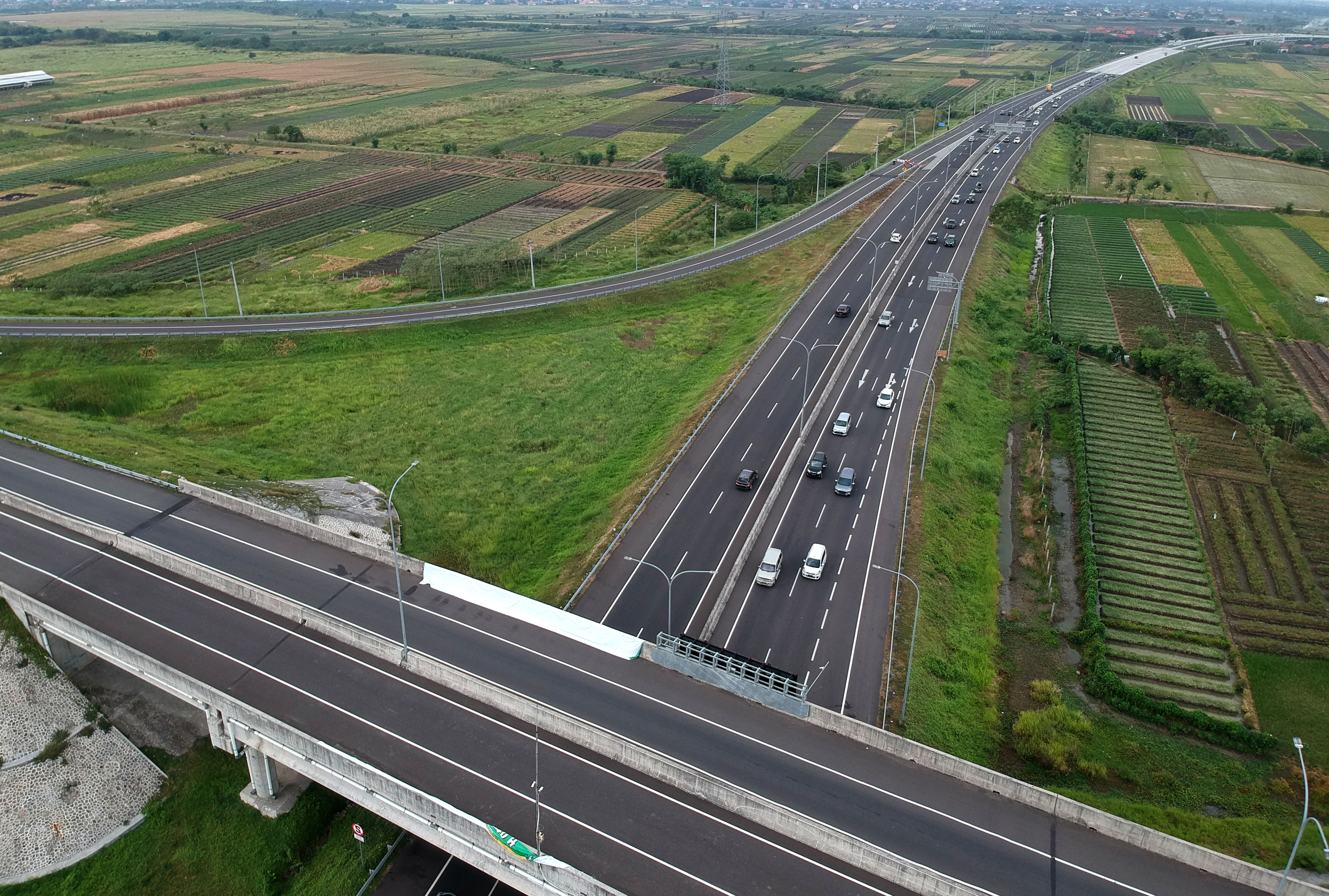  Foto udara jalan tol Pejagan-Pemalang, Brebes, Jawa Tengah yang merupakan bagian dari tol Trans Jawa. 