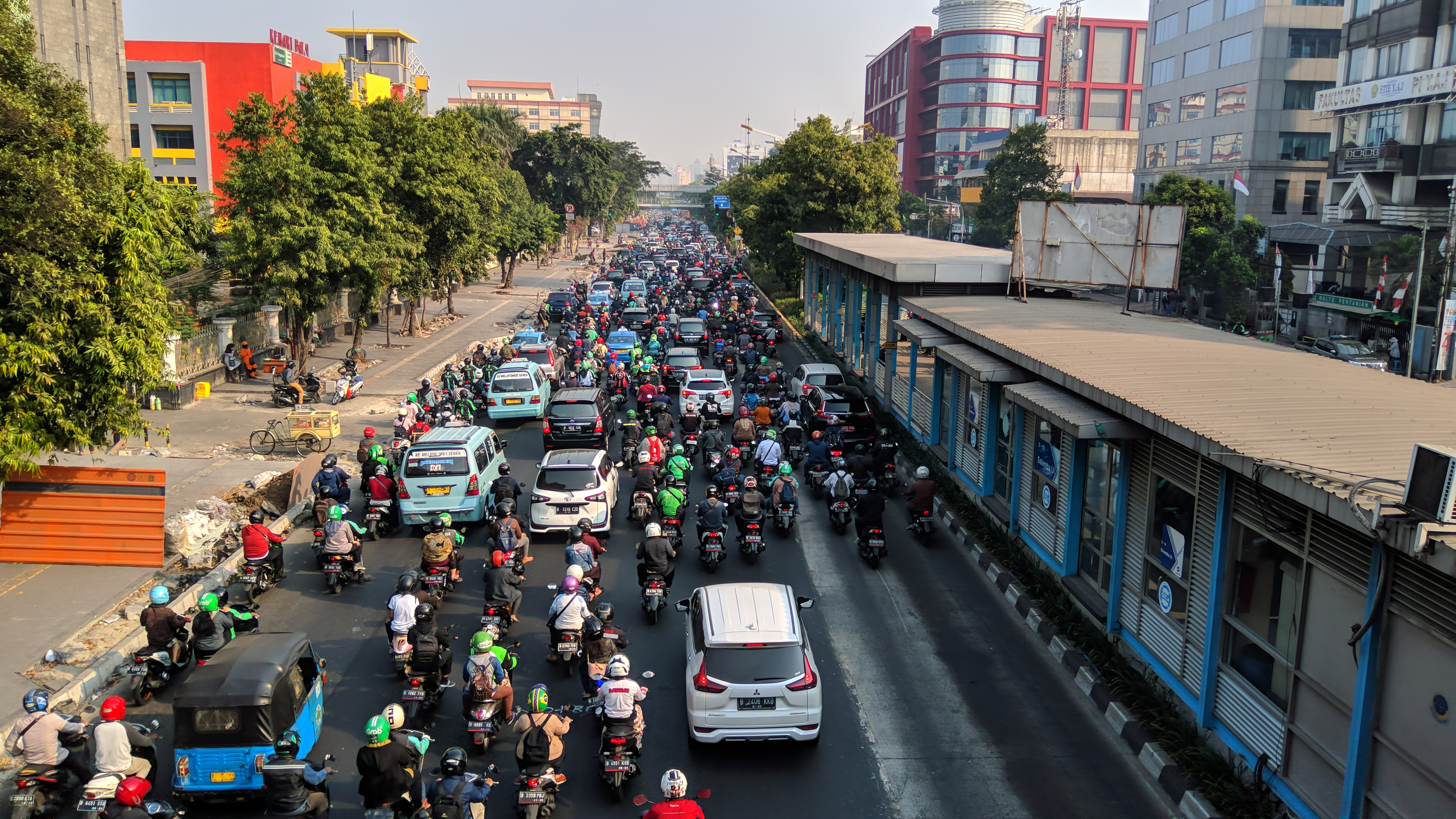 Kepadatan kendaraan di Jl Salemba menuju arah Senen.