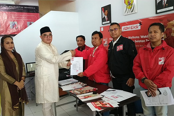 Bakal calon Wali Kota Tangerang Selatan Riza Villano yang resmi mendaftarkan diri ke Partai Solidaritas Indonesia (PSI) 
