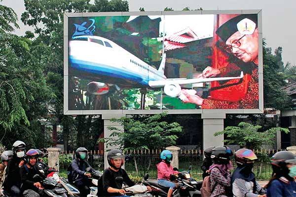 Videotron di Bundaran Digulis, Pontiana yang menayangkan foto almarhum Presiden ke-3 Republik Indonesia BJ Habibie, kemarin