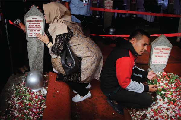Makam Presiden ke-3 RI BJ Habibie dan pusara sang istri, Hasri Ainun Habibie, di Taman Makam PahlawanKalibata, Jakarta, kemarin