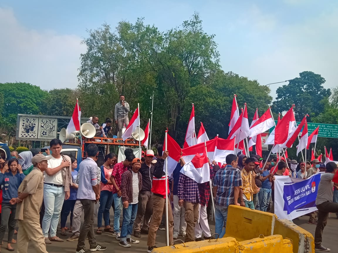 Aksi mendukung revisi UU KPK di Jakarta, Minggu (8/9). 