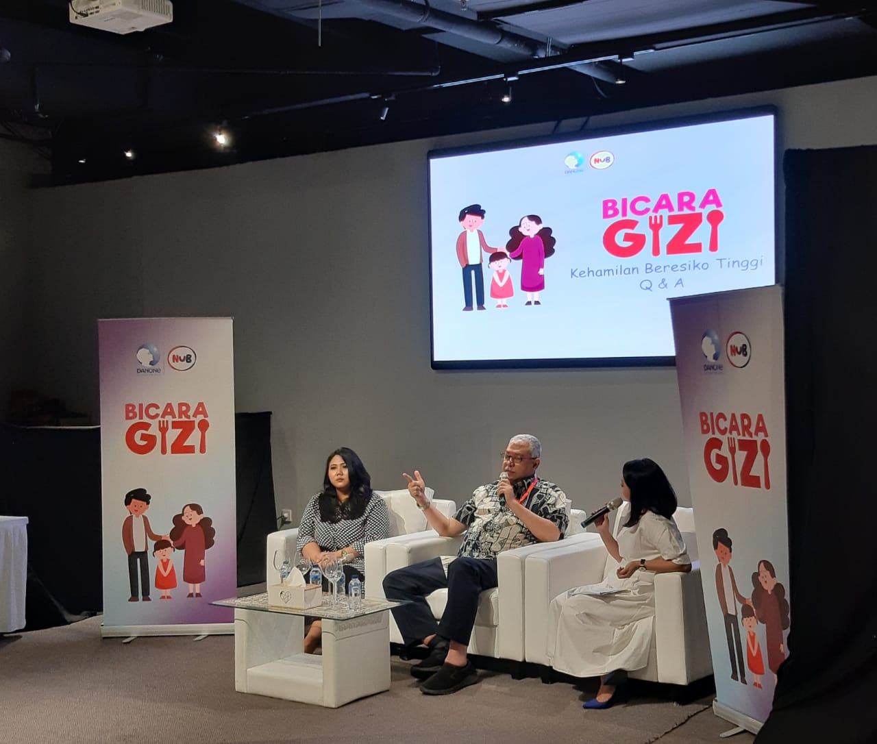 Dokter Spesialis Kandungan dan Kebidanan Ali Sungkar (tengah) bicara soal pentingnya gizi pada ibu hamil