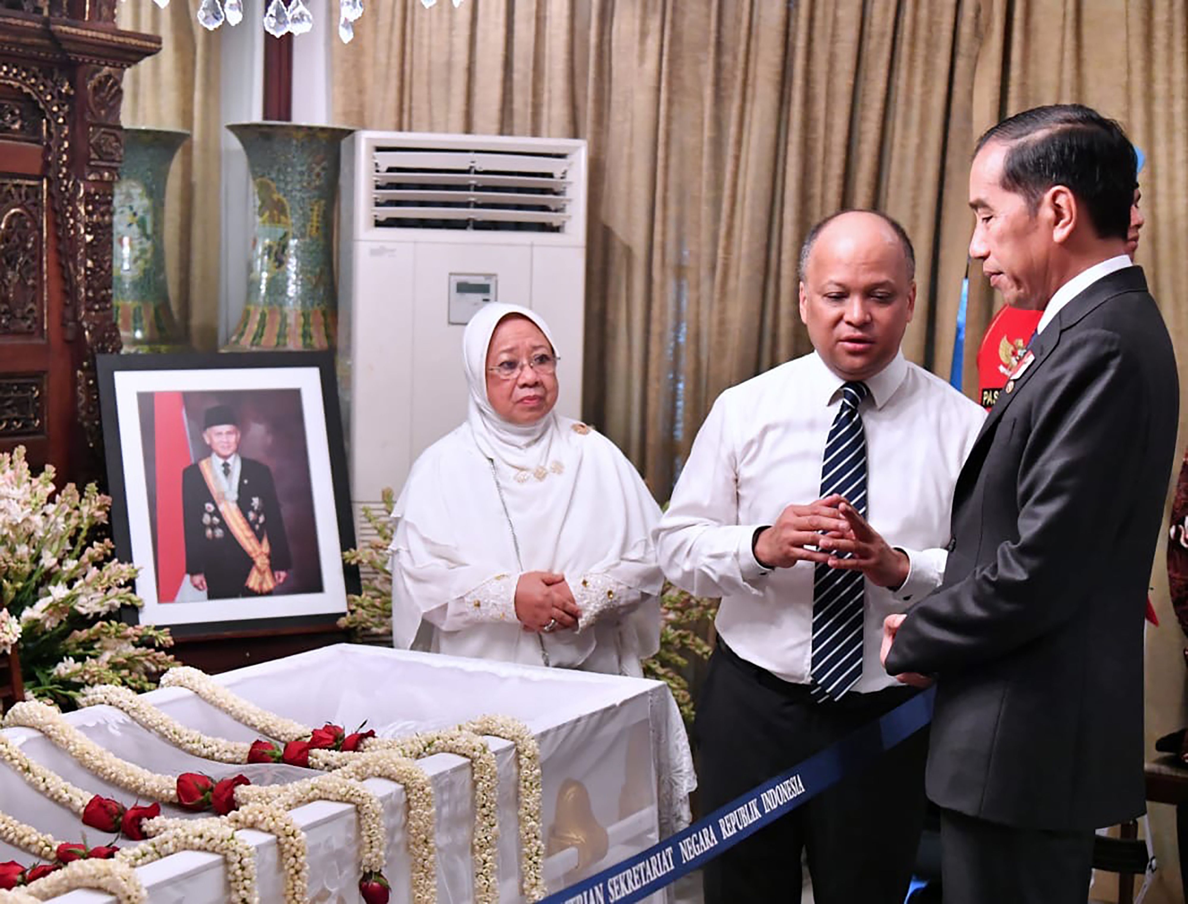 Putra Sulung BJ Habibie, Ilham Akbar Habibie (tengah), menerima kehadiran Presiden Joko Widodo saat melayat
