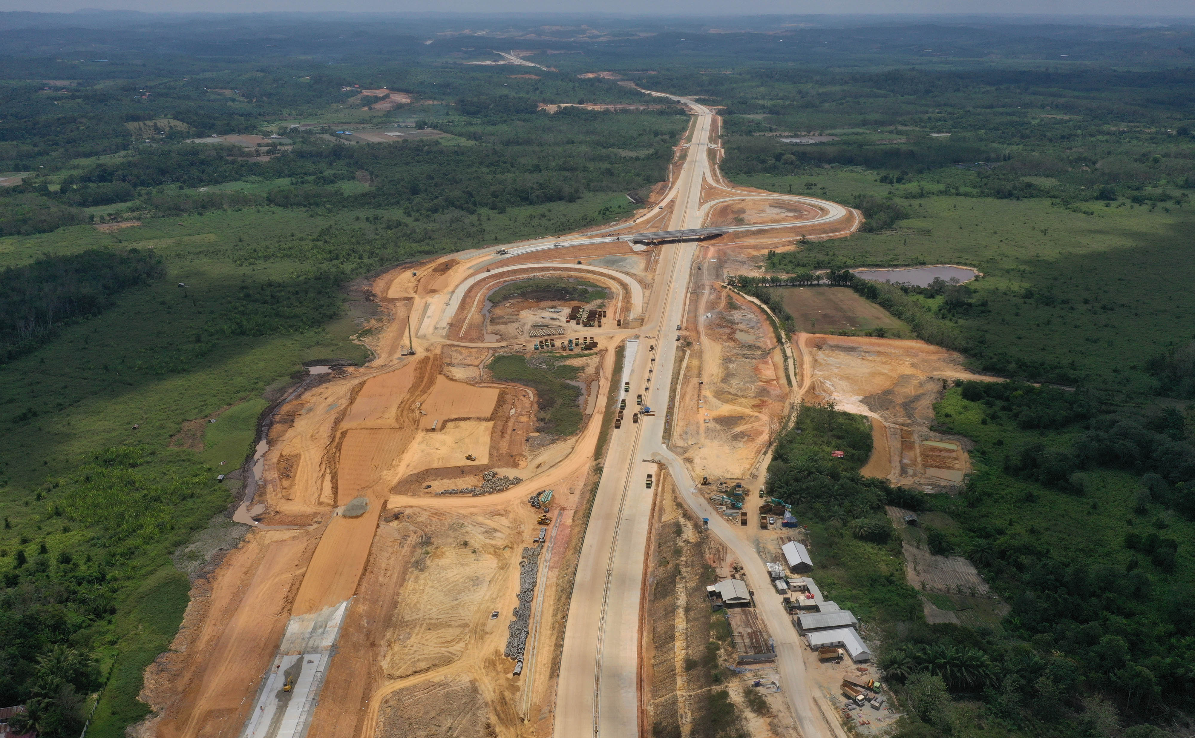 Proyek pembangunan jalan Tol Balikpapan-Samarinda yang melintasi wilayah Samboja di Kutai Kartanegara, Kalimantan Timur, Rabu (28/8/2019). 