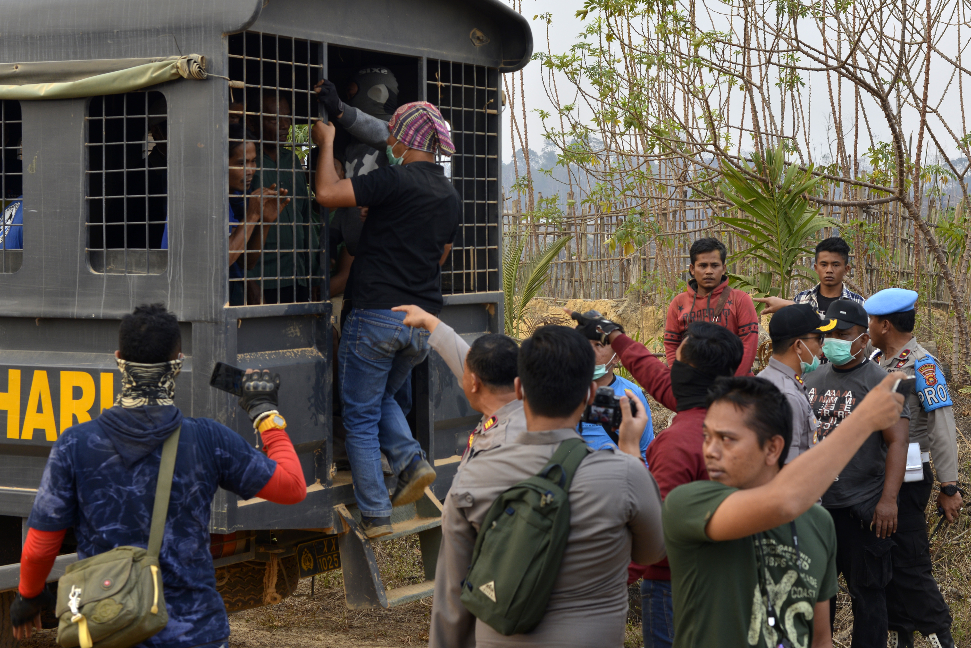 Suasana saat personel gabungan TNI/Polri menangkap para terduga perambah dan pembakar hutan dan lahan di Batanghari, Jambi.