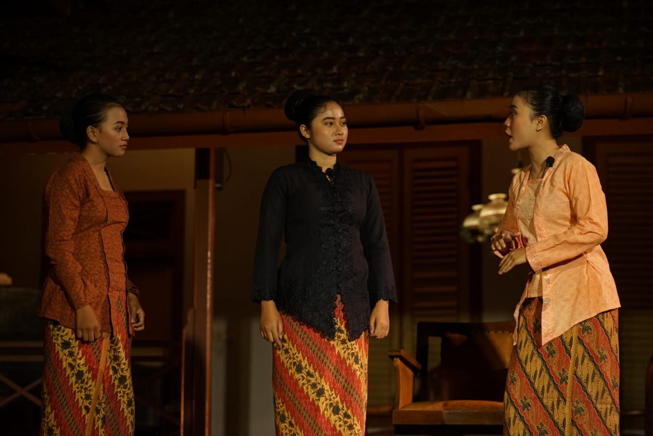 Opera Untuk Ayunda yang dipersembahkan oleh Opera Lirik pada Haul RA Kartini ke-115 di Jepara, Senin (16/9). 