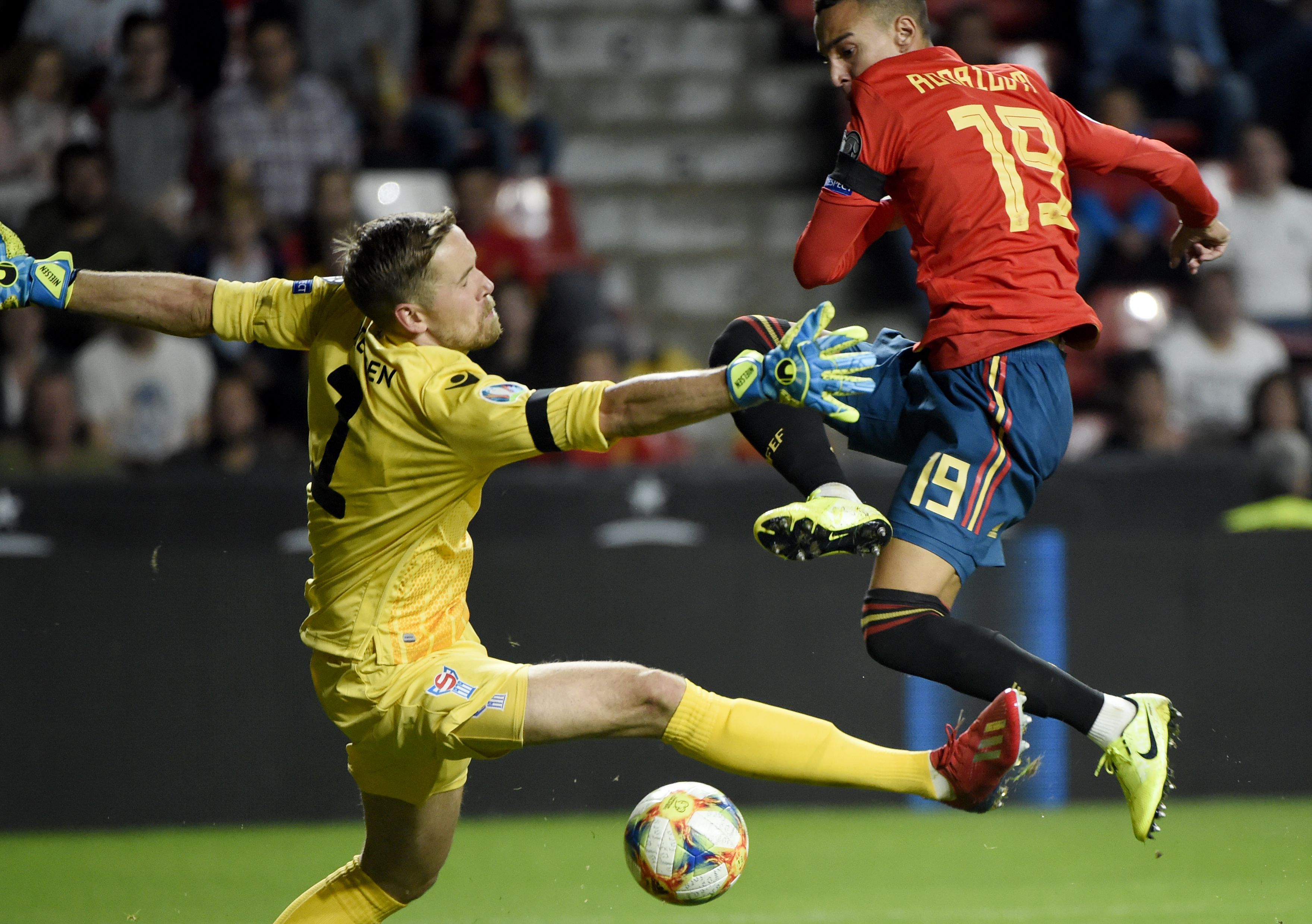 Pemain depan Spanyol Rodrigo (kanan) mencetak gol keduanya pada laga Kualifikasi Piala Eropa 2020.