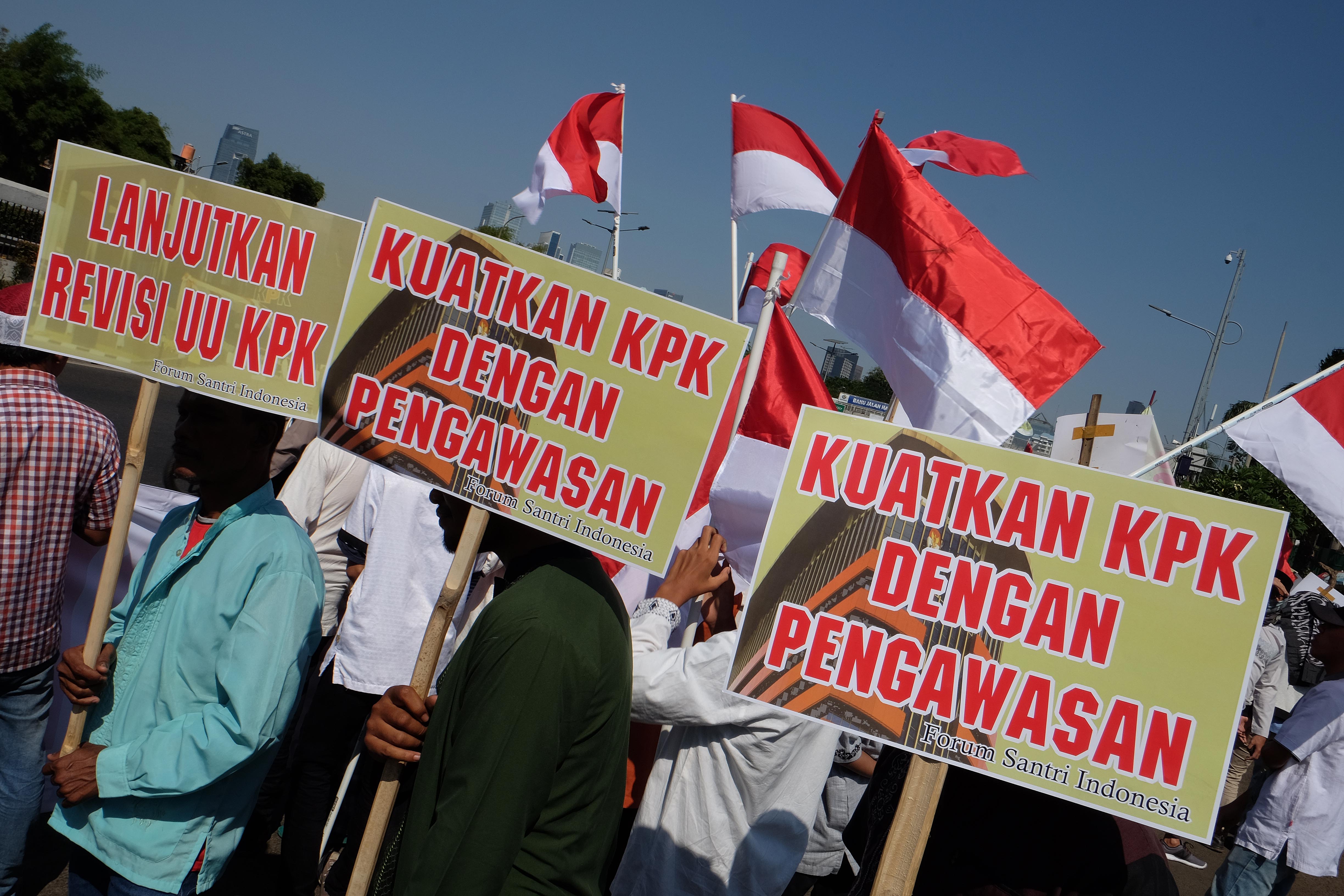 Forum Santri Indonesia menggelar aksi dukungan revisi UU KPK di depan Gedung DPR, Kompleks Parlemen Senayan, Jakarta, Rabu (11/9).