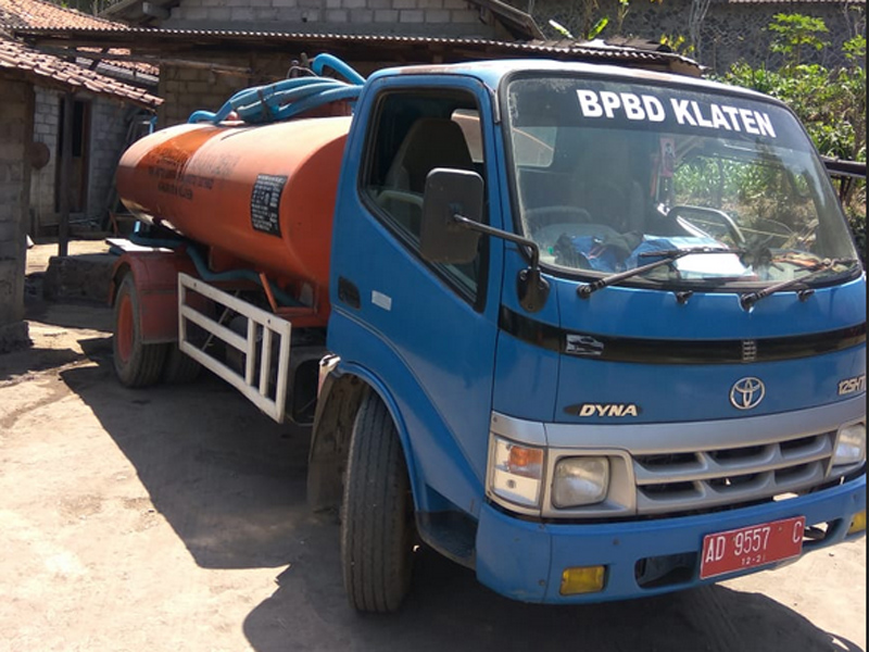 Truk tangki BPBD Klaten melakukan pengedropan air bersih untuk membantu warga yang mengalami kekeringan di wilayah Kecamatan Kemalang.