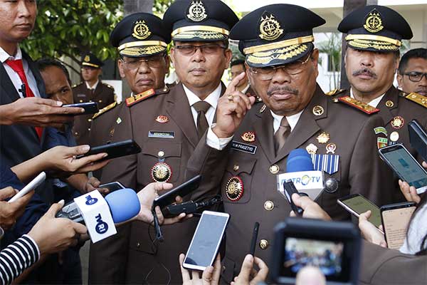Jaksa Agung H.M Prasetyo (tengah)