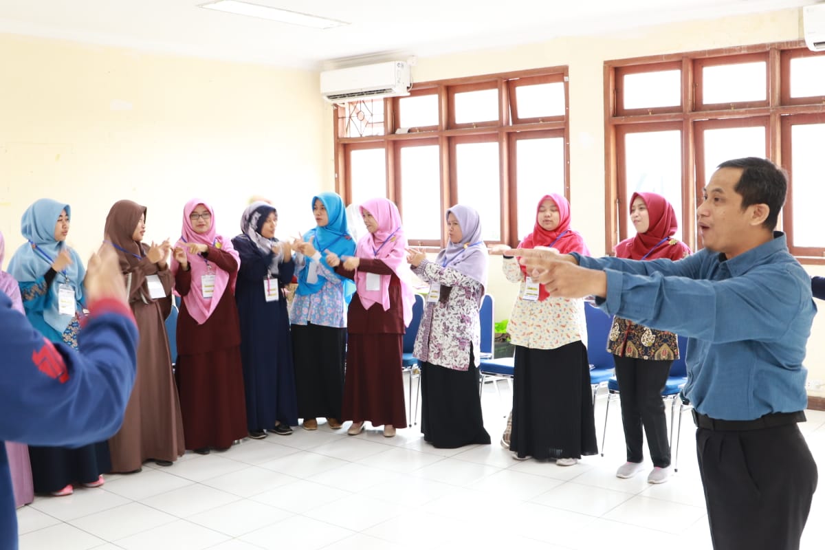 74 orang perwakilan dari 24 sekolah di wilayah Jabodetabek, mengikuti pelatihan ROOTs di Kantor NAMA Foundation untuk Jabodetabek.