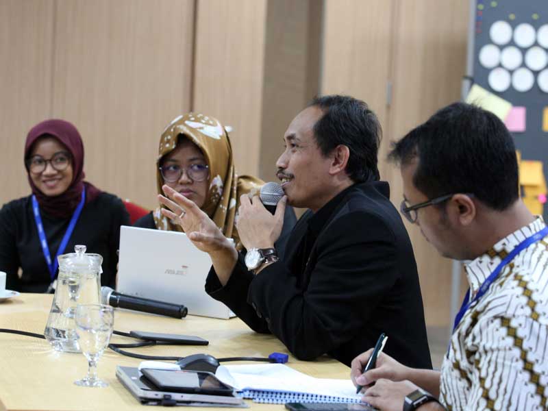 Dari Kiri Peneliti ICW Almas Sjafrina, Neneng Widyasari dari Stranas Pencegahan Korupsi, Kepala LKPP Roni Dwi Susanto dan Tama S Langkun.