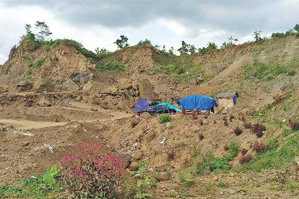 Aktivitas penambangan galian C ilegal masih dilakukan di Kecamatan Mangkubumi, Kota Tasikmalaya, Jawa Barat, kemarin.