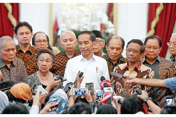 Presiden Joko Widodo (tengah) memberikan pernyataan seusai pertemuan dengan sejumlah cendekiawan dan budayawan di Istana Merdeka, Jakarta, k
