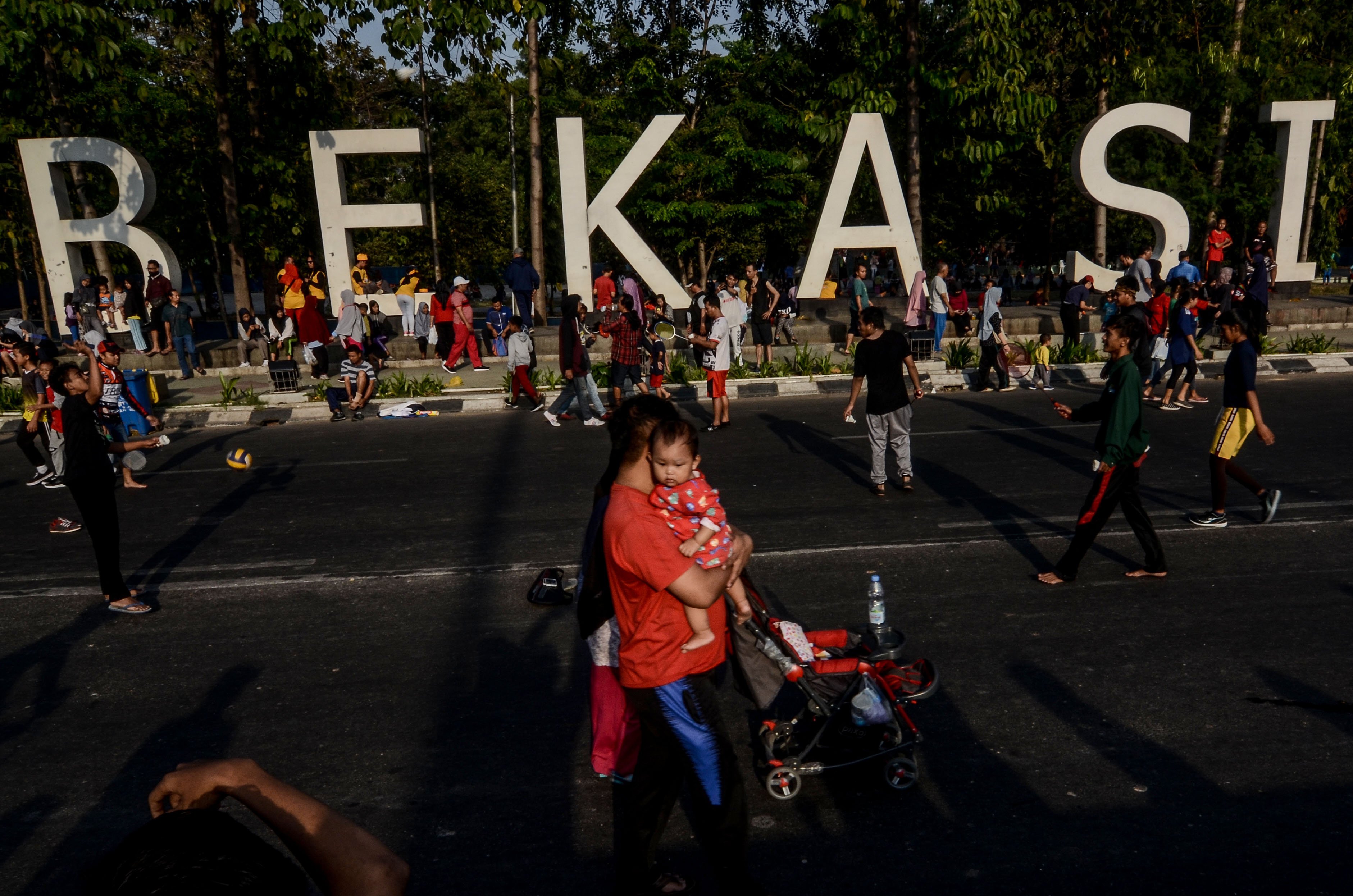 Warga berolahraga di area hari bebas kendaraan bermotor (HBKB) di Kota Bekasi, Jawa Barat, Minggu (25/8/2019). 