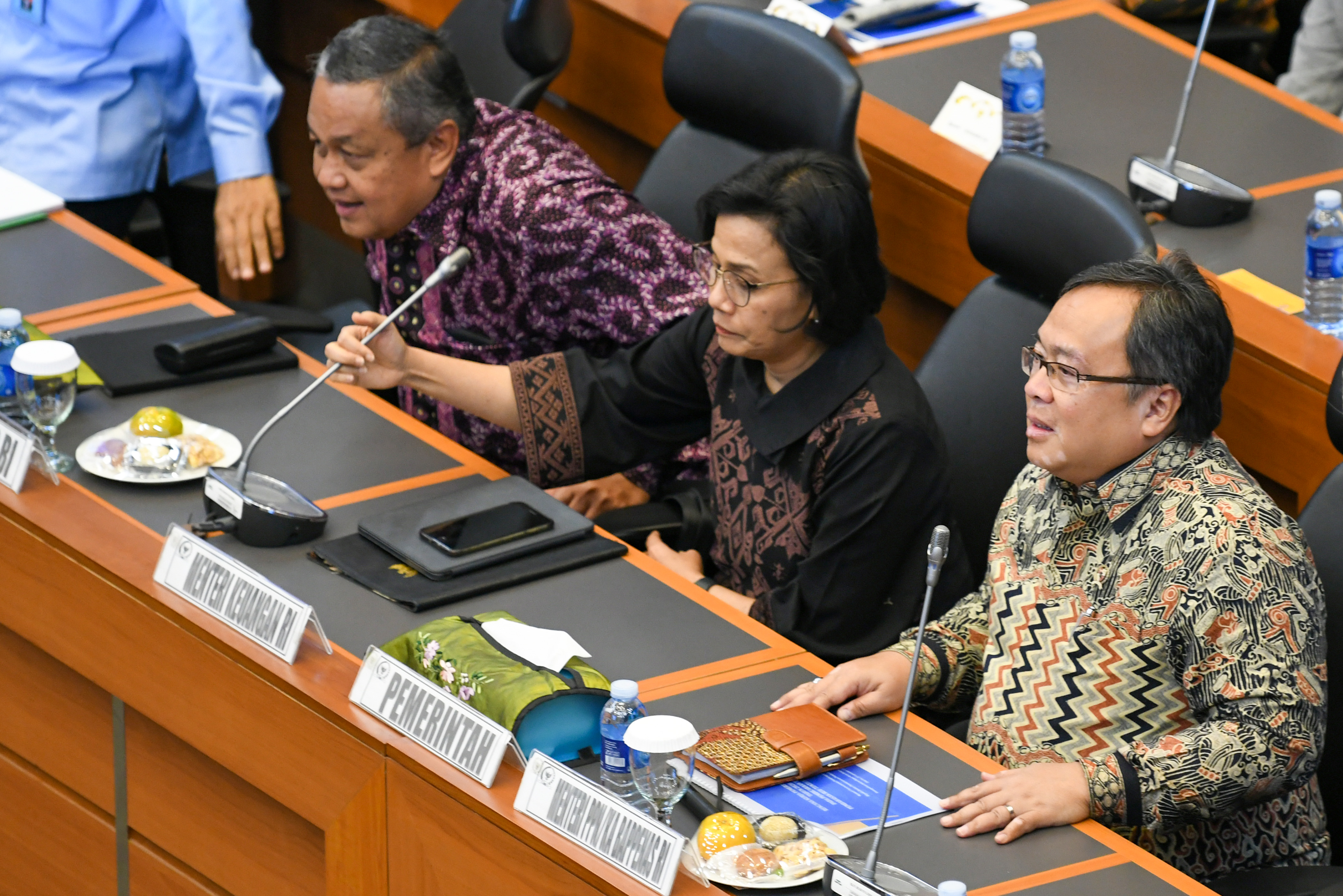 Menteri Bappenas Bambang Brodjonegoro (kanan) saat rapat kerja pengesahan tingkat pertama Rancangan Anggaran Pendapatan dan Belanja Negara