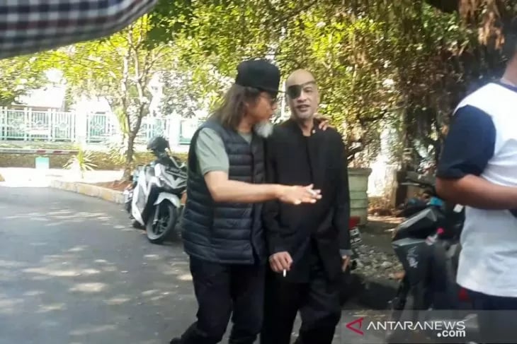 Putra kedua Presiden ke-3 RI Baharuddin Jusuf Habibie, Thareq Kemal Habibie (kanan), di RSPAD Gatot Subroto, Jakarta, Selasa (10/9)