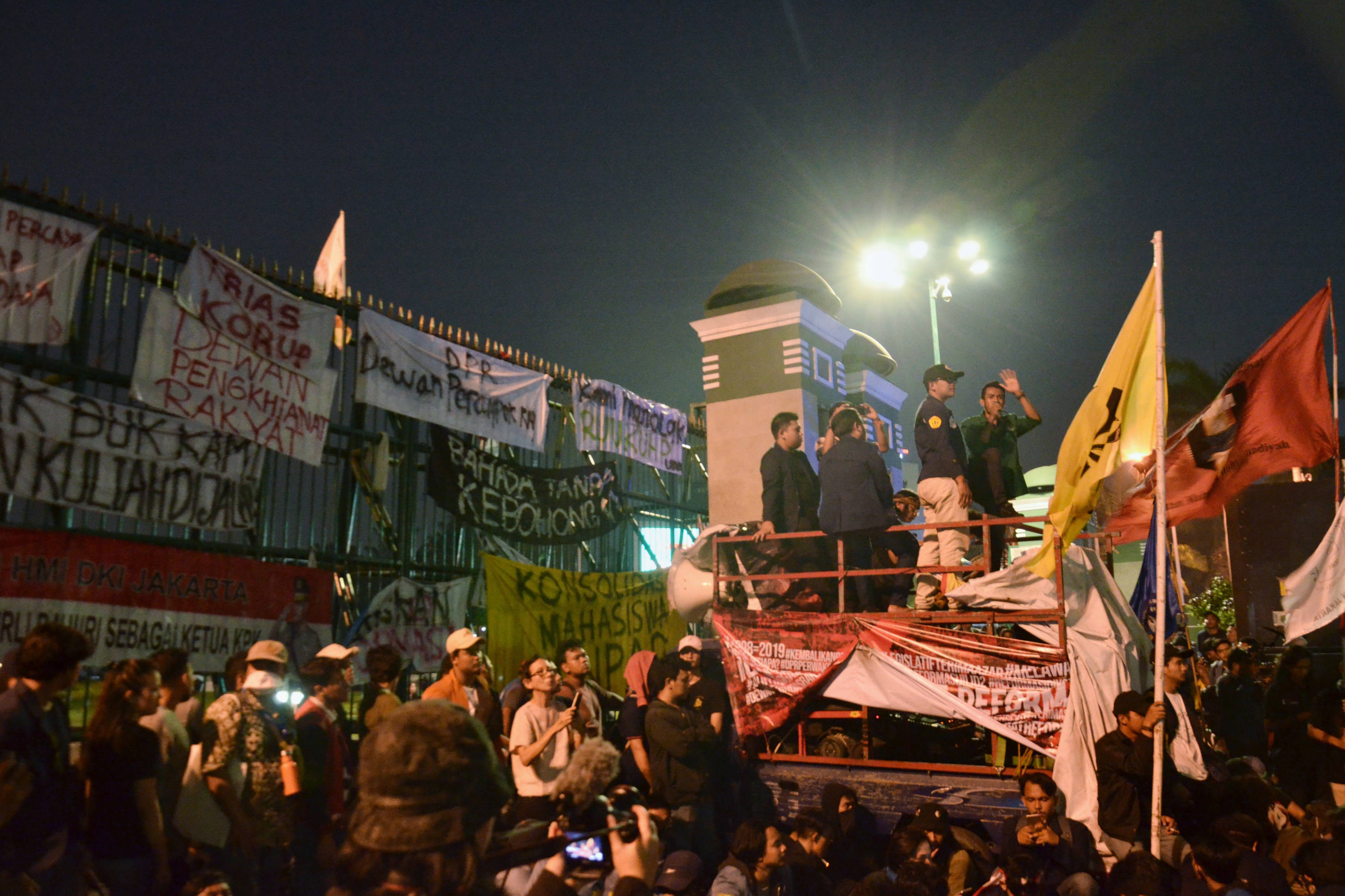 Massa aksi yang terdiri dari sejumlah mahasiswa melakukan demonstrasi di depan Gedung DPR/MPR RI, Jakarta.