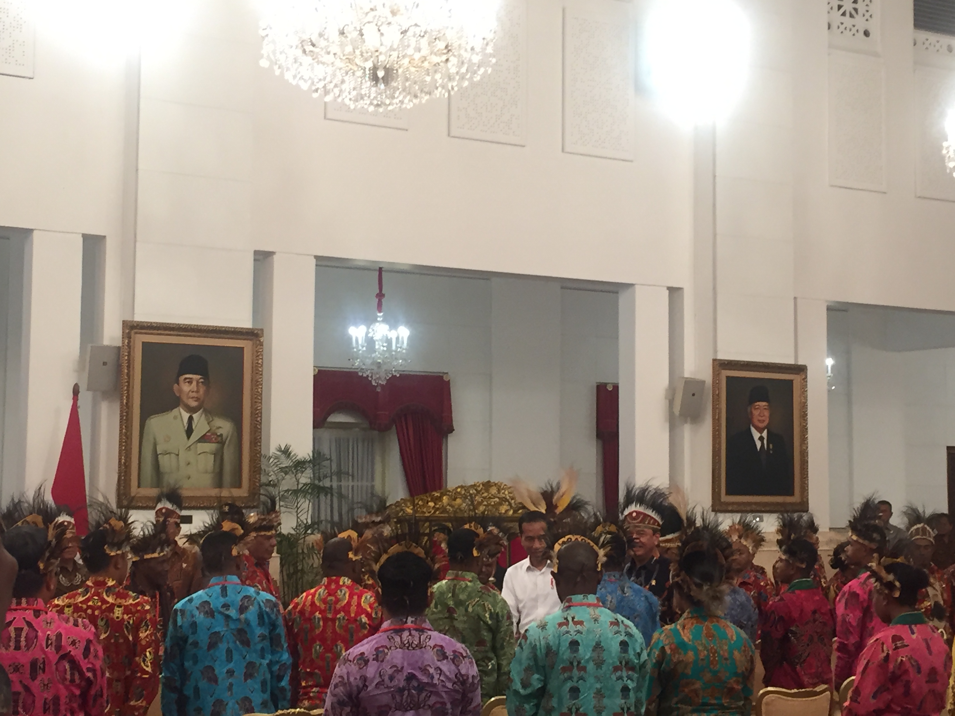 Presiden Joko Widodo (berkemeja putih) bertemu sejumlah tokoh Papua dan Papua Barat