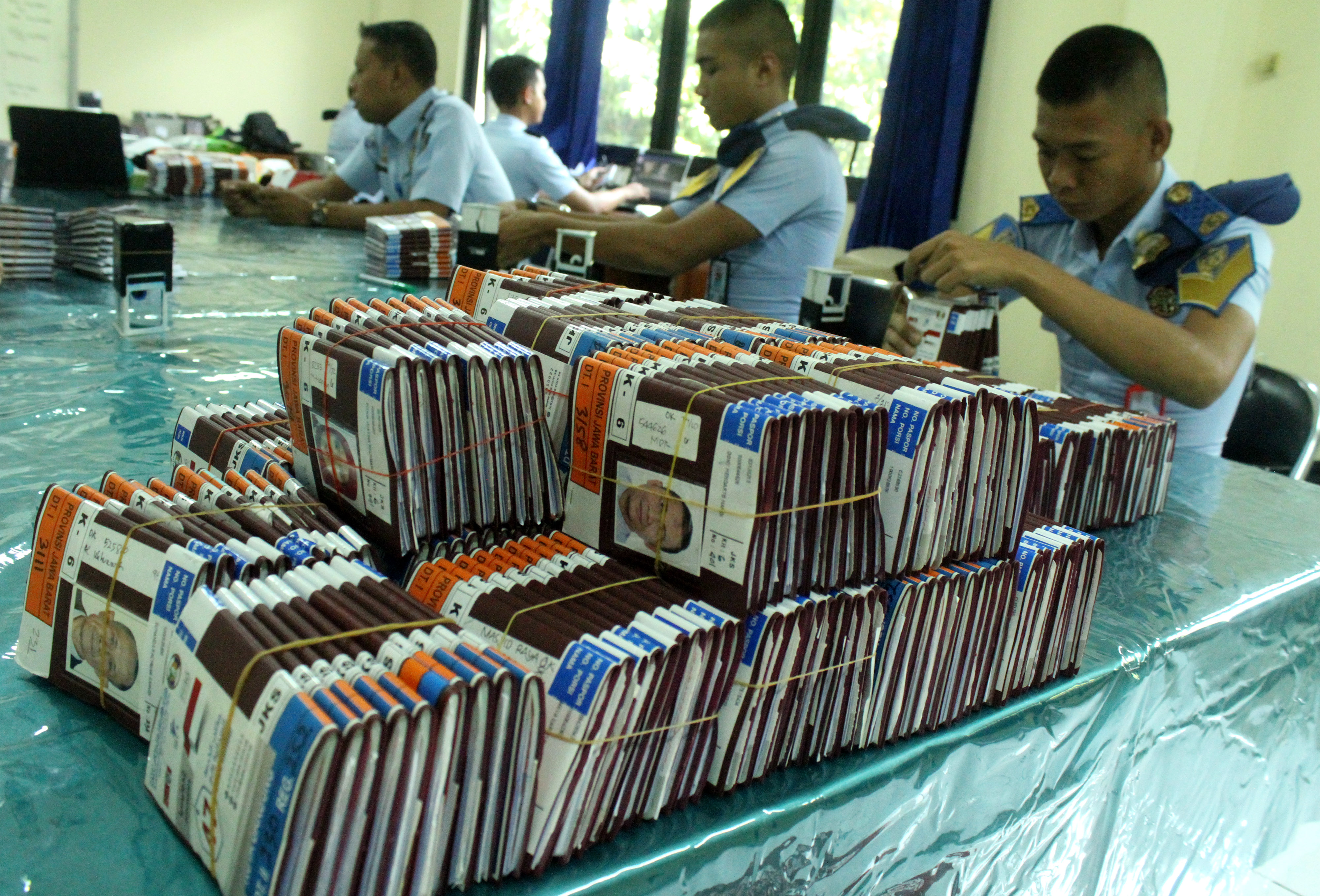 Pemeriksaan kelengkapan dokumen haji yang berupa paspor, visa serta dokumen keberangkatan tersebut guna kelancaran saat proses keberangkatan