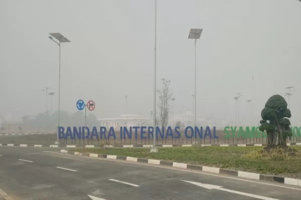 Kawasan Bandara Syamsudin Noor yang tertutup kabut asap. 