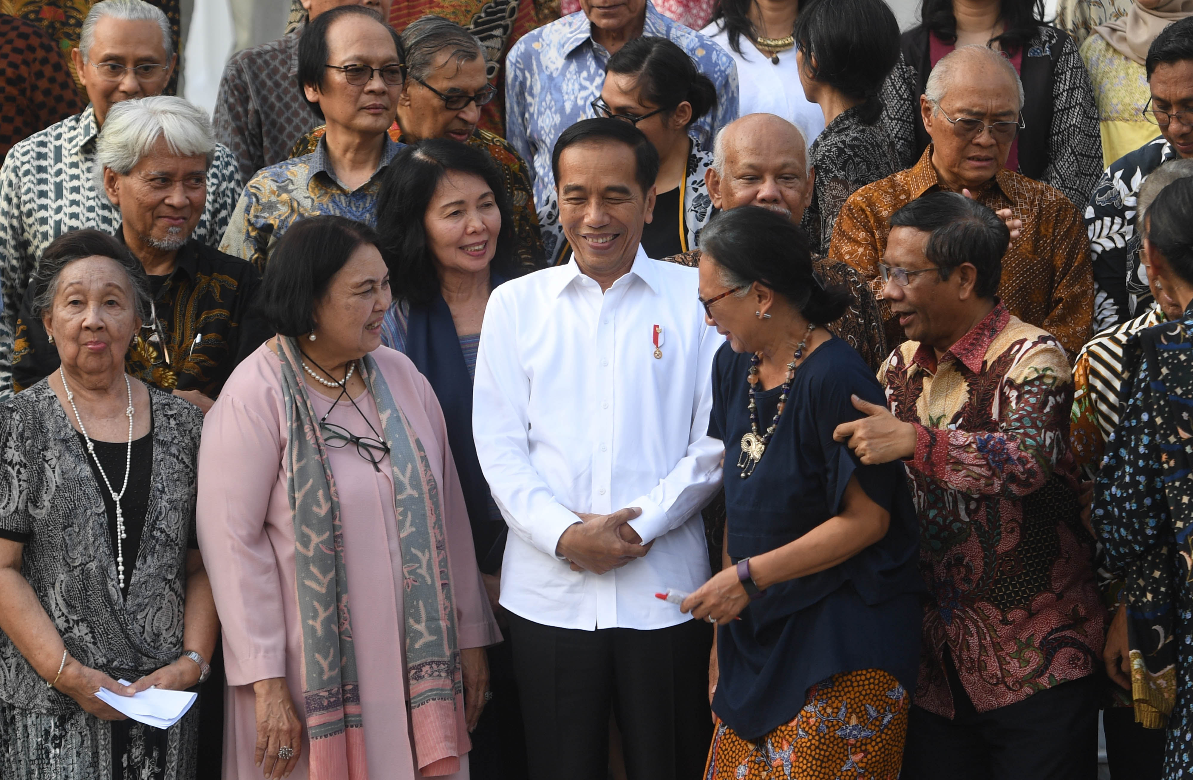 Presiden Joko Widodo bersama tokoh lintas agama dan budayawan di istana Merdeka, Jakarta